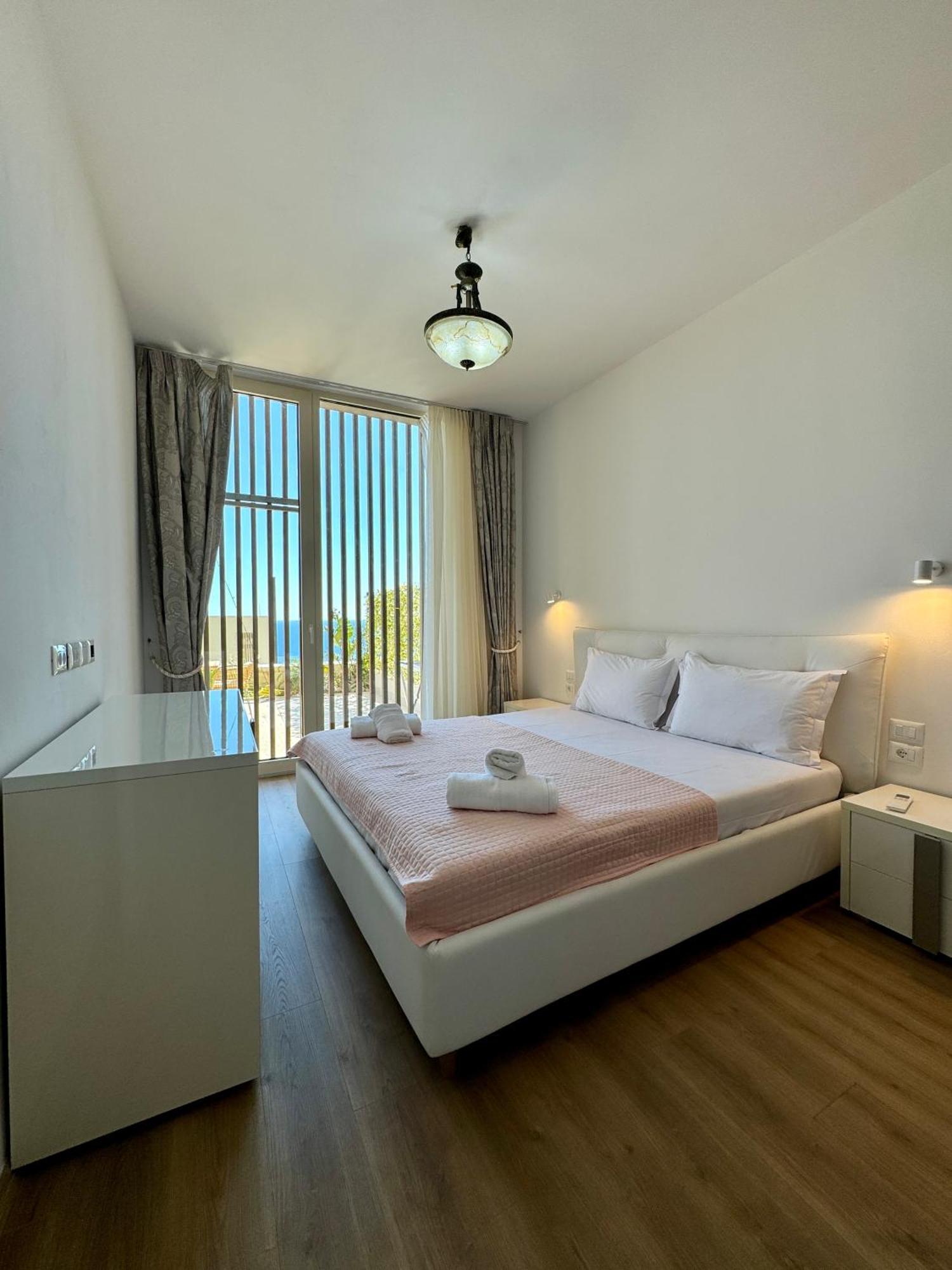 Sun Hill Coast, Palasë